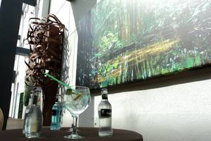 Auf einer Terrasse im Hotel Principal Afilliated by RH stehen Getränke und ein Glas mit Strohhalm.