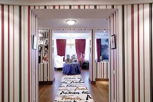 Der elegante Eingangsbereich des Westin Valencia Hotels mit einem langen Läufer und farbigen Wandverkleidungen.