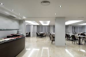 Innenansicht des Restaurants im Exe Rey Don Jaime Hotel mit Marmorboden und Buffet.