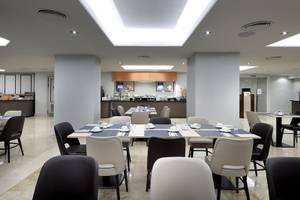 Frühstücksraum des Exe Rey Don Jaime Hotels mit gedeckten Tischen und modernen Möbeln.