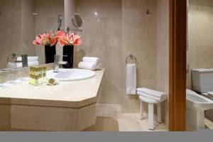 Ein Badezimmer des Exe Rey Don Jaime Hotels mit einer Badewanne und einem Waschbecken.