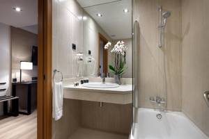 Badezimmer im Exe Rey Don Jaime Hotel mit Badewanne, Waschbecken und Dusche.