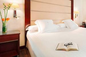 Hotelzimmer im Valencia Center Hotel mit offenem Buch und Brille auf dem Bett