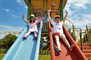 Kinder auf einem Spielplatz im Almar Timi Ama Resort & Spa