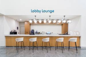Lobby-Lounge im Arcanus Hotels Trendline Side mit Bar und Sesseln