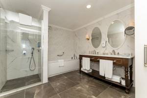 Badezimmer mit Dusche und Badewanne im Sunis Efes Royal Palace