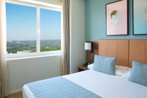 Ausblick aus dem Zimmer des Riu Plaza Espana Hotels mit Fenster, Bett und Stadtsicht.