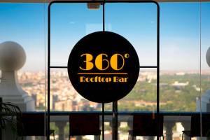 Schild des 360° Rooftop Bars des Riu Plaza Espana mit Blick auf die Stadt
