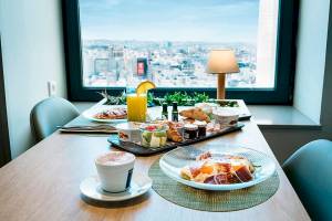 Frühstück im Riu Plaza Espana mit Blick auf die Stadt.