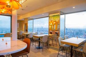 Innenansicht des Restaurants im Riu Plaza Espana mit Blick auf die Stadt.