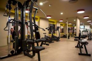 Fitnessstudio im Riu Plaza Espana Hotel mit verschiedenen Geräten und Trainingsbereichen.