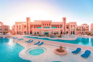 Außenbereich des Pickalbatros Aqua Blu Resorts in Hurghada mit Swimmingpools und Loungeliegen.