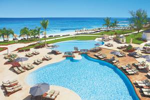 Luftaufnahme des Secrets St. James Hotel mit Infinity-Pool und Meerblick.