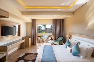 Hotelzimmer im Pickalbatros Aqua Blu Resort in Hurghada mit Bett, Fernseher und Balkon.