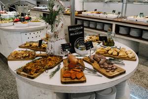 Buffettisch im Hotel ALUA Gran Camp de Mar mit verschiedenen Gerichten und einer beschrifteten Tafel.