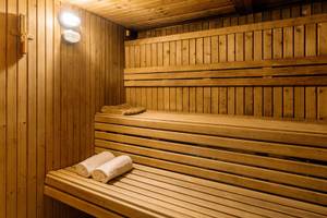 Sauna im ALUA Gran Camp de Mar mit zwei Liegen und zwei Handtüchern
