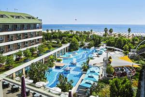 Luftaufnahme des TUI BLUE Side Hotels mit Swimmingpool und Meer im Hintergrund.