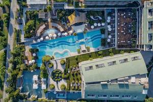 Luftaufnahme des TUI BLUE Side Hotels mit Swimmingpool und Gebäuden.