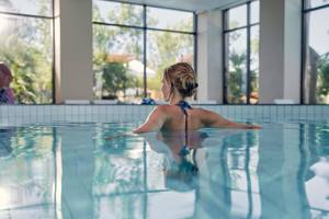 Eine Frau schwimmt entspannt im Pool des TUI BLUE Side Hotels.