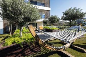 Garten des TUI BLUE Side Hotels mit einer Hängematte auf einer Terrasse.