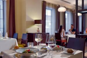 Restauranttisch im TUI BLUE Side Hotel mit Gläsern, Tellern und Speisen.