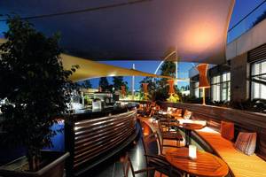 Außenlounge des TUI BLUE Side Hotels mit Bar, Tischen und Bänken.