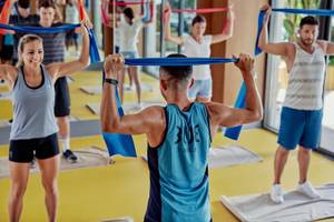 Gruppe von Menschen, die Yoga im TUI BLUE Side Hotel machen