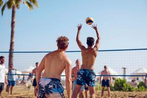 Volleyballspieler auf einem Strand vor dem TUI BLUE Side Hotel