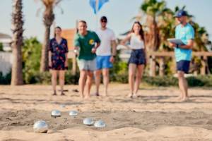 Gruppe von Leuten spielt Sand-Volleyball am Strand vor dem TUI BLUE Side Hotel