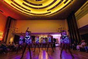 Tänzerinnen im TUI BLUE Side Hotel mit LED-Kleidung und violetten Lichteffekten.
