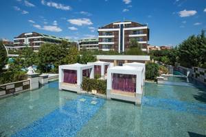 Außenbereich des TUI BLUE Side Hotels mit Pool und weißen Loungebereichen