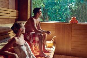 Paar in der Sauna des TUI BLUE Side Hotels, Blick auf die Außenlandschaft