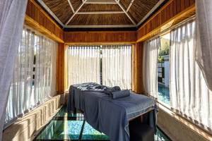 Massagebehandlungsraum im TUI BLUE Side Hotel mit Glasboden und Poolsicht