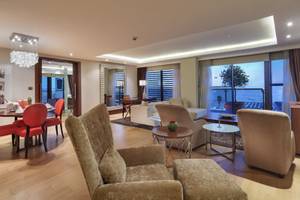 Wohnbereich im TUI BLUE Side Suite mit moderner Einrichtung und Ausblick auf den Ozean.
