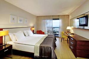 Doppelzimmer im TUI BLUE Side Hotel mit Blick auf den Balkon und das Meer.