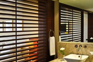 Badezimmer im TUI BLUE Side Hotel mit modernen Möbeln, einem Waschbecken und einem Spiegel.