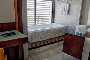 Badezimmer des TUI BLUE Side Hotels mit Badewanne, Waschbecken, und hängendem Handtuch.