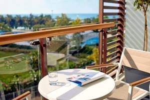 Aussicht vom Balkon des TUI BLUE Side Hotels auf das Meer und die Umgebung.