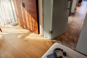 Innenbereich des TUI BLUE Side Hotels mit geräumigem Zimmer, Holzboden, offenem Schrank und Fenstern.