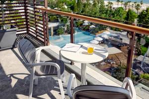 Balkon des TUI BLUE Side Hotels mit Blick auf das Meer und einen Swimmingpool.