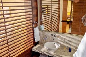 Badezimmer mit Doppelwaschbecken im TUI BLUE Side Hotel.