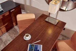 Zimmer im TUI BLUE Side Hotel mit Tisch, Tablet, Kaffee und Stift.