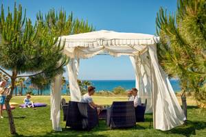 Familie genießt einen entspannten Nachmittag in einem Gazebo am Strand im Magic Life Jacaranda Hotel.