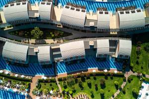 Luftaufnahme des Magic Life Jacaranda Hotels mit Swimmingpools und Gebäuden.