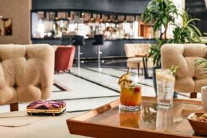 Lobby-Lounge im Magic Life Jacaranda Hotel mit Cocktails und Möbeln