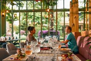 Innenansicht des Restaurants im Magic Life Jacaranda Hotel mit Gästen an einem Tisch.