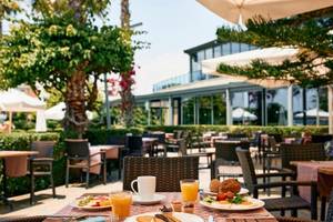Frühstücksbuffet im Magic Life Jacaranda Hotelrestaurant mit Orangensaft und Frühstücksplatten