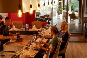 Gäste essen im Restaurant des Magic Life Jacaranda Hotels.