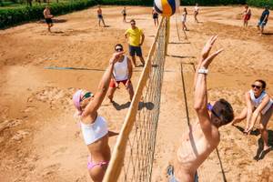 Volleyballspieler auf einem Sandplatz im Magic Life Jacaranda