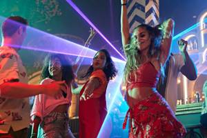 Gruppe von Frauen und Männern tanzt in einem Nachtclub im Magic Life Jacaranda Hotel.